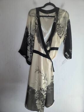 ECI New York Black Cream Floral 100% Silk Kimono Sleeves Wrap Dress size 6